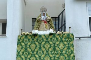 Una réplica bendecida de la Esperanza Macarena preside el balcón de un vecino de Utrera