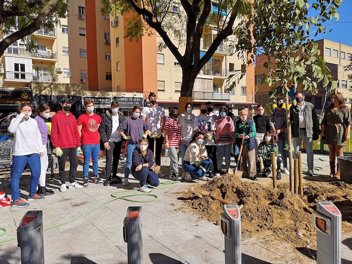 Estudiantes del IES Politécnico colaboran en plantar árboles en la Glorieta Jardín Pepe Da Rosa en Los Remedios