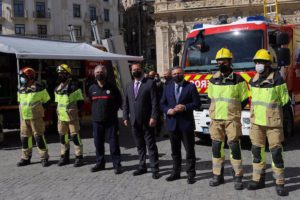 Sevilla cuenta con dos nuevos vehículos de bomberos y equipos de protección ligeros