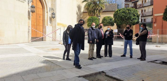 Obras en la calle Cristo de las Cinco Llagas del casco histórico para más zona peatonal y nuevas farolas