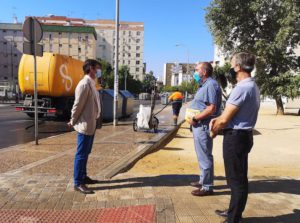 Lipasam refuerza sus baldeos en zonas peatonales y la limpieza de contenedores con 48 contratos temporales