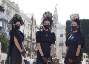 Mujeres con mantilla negra recorren Santa Cruz para promocionar el sector