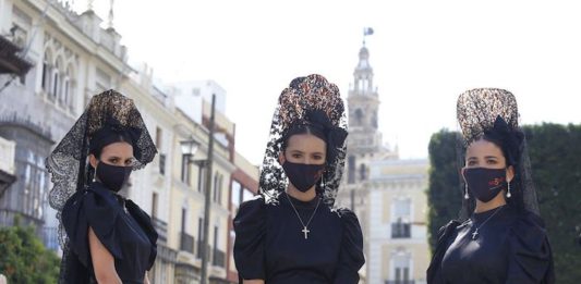 Mujeres con mantilla negra recorren Santa Cruz para promocionar el sector