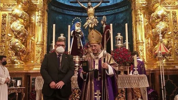 Monseñor Asenjo, hermano mayor honorario de la Hermandad del Cachorro