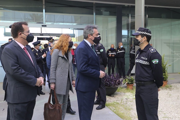 Sevilla incorpora otros 22 policías locales más para reforzar los dispositivos de los barrios