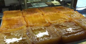 La Campana reparte 3.000 torrijas entre el personal sanitario de la capital y Cáritas