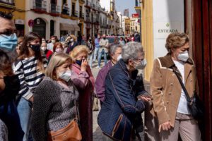 Las hermandades piden actuar con responsabilidad coincidiendo con las primeras colas en los templos