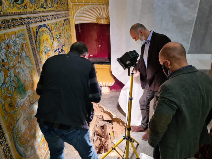 Descubren en la Capilla del Palacio Gótico del Alcázar un sarcófago con los restos de una niña que podría ser medieval