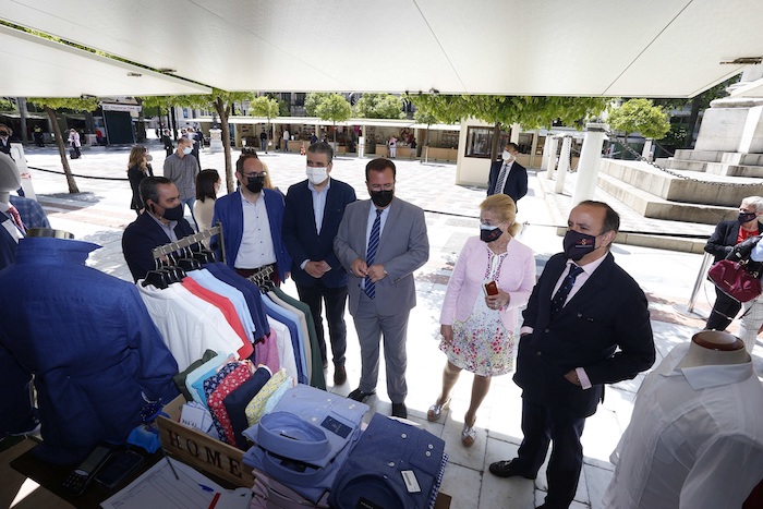 Plaza Nueva acoge la primera Feria de Comercio del Casco Antiguo