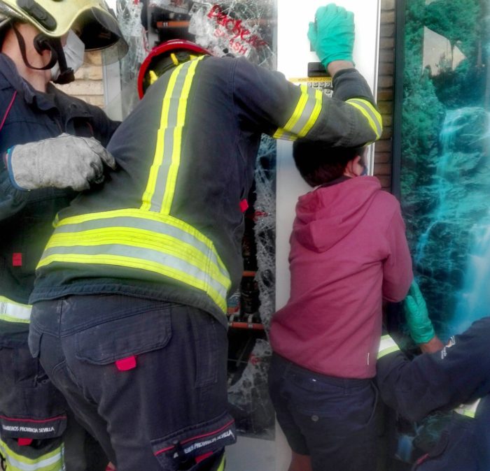 Bomberos del Aljarafe liberan la mano de un niño que quedó atrapada en una máquina de bebidas