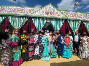 Un empresario de la localidad sevillana de Mairena del Alcor, Juan Ortiz, ha convertido su salón de celebraciones en una gran caseta de feria.