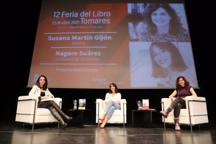 María Dueñas acude a la Feria del Libro de Tomares