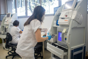 El Hospital de Emergencia Covid instala un sistema de laboratorio móvil y autónomo para la asistencia del paciente hospitalizado