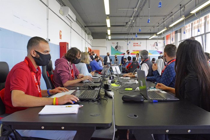 El Polígono Sur estrena una "escuela digital" en el Centro Social Don Bosco para personas desfavorecidas