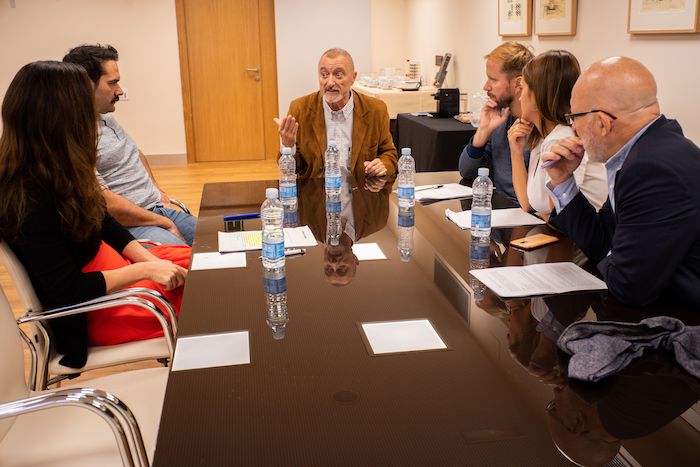 Pérez-Reverte, Jesús Vigorra y Los Compadres, en Utrera por el 150 aniversario de los Álvarez Quintero