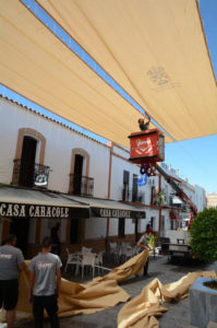 Tomares empieza la instalación de toldos en el centro peatonal