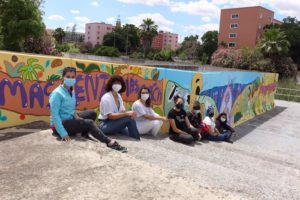 Un mural colectivo de la UPO invita a pensar sobre la necesidad de tener hábitos de consumo más saludables