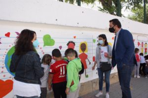 Unos 700 alumnos de colegios de San Jerónimo realizan murales por la convivencia y la paz