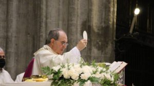 El monseñor Asenjo ha presidido la celebración de un atípico Corpus Christi