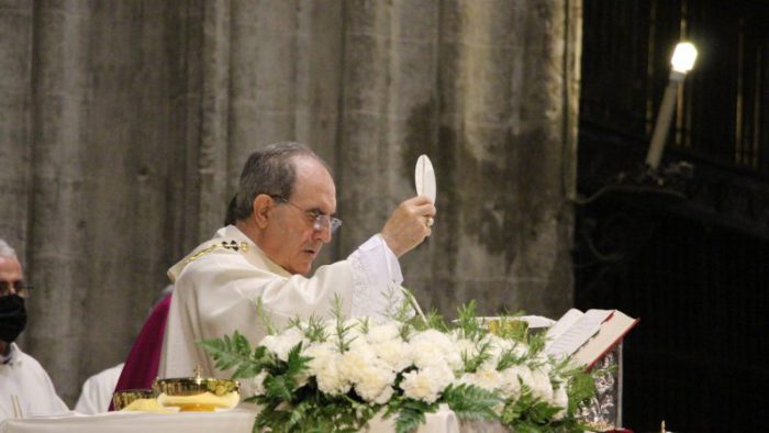 El monseñor Asenjo ha presidido la celebración de un atípico Corpus Christi