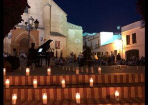 . El pueblo iluminó su casco histórico con velas, y la música clásica hizo el resto de la magia.