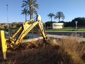 Alcalá de Guadaíra intensifica los trabajos de limpieza de solares municipales y pavimento