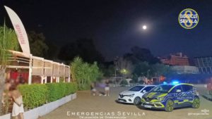 Agentes de la Policía Local de Sevilla han desalojado durante la madrugada de este domingo a 632 personas del interior de establecimientos y locales.