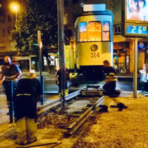 Retirado para su restauración el tranvía instalado en la Plaza de San Martín de Porres de Sevilla