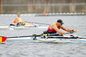 El remero del Club Náutico Sevilla Javier Reja acaricia la medalla en la final de skiff