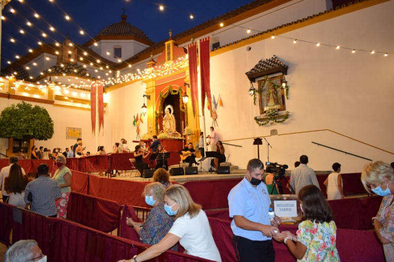 Desfile de feligreses durante más de tres horas para ver a la Virgen de las Nieves