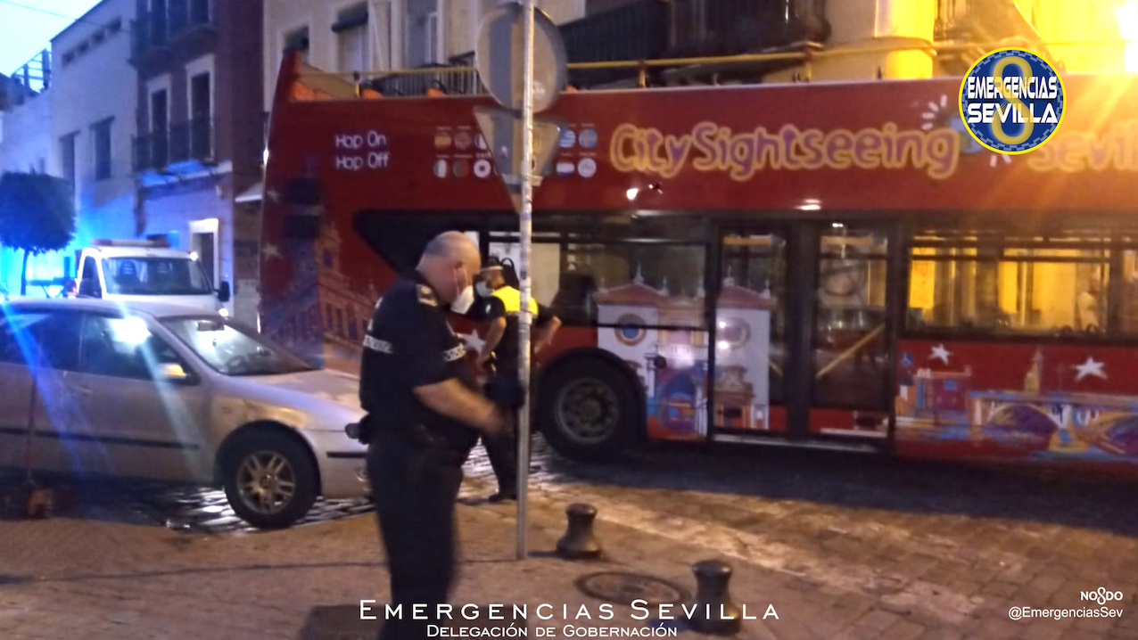 Sin heridos después de que un autobús turístico quedara encajado en la Calle Feria