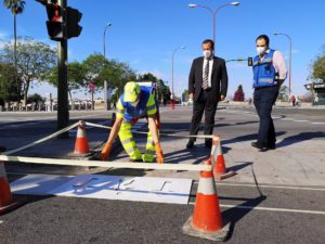 Sevilla invierte 213.000 euros en la instalación de separadores en tramos de carriles bus invadidos