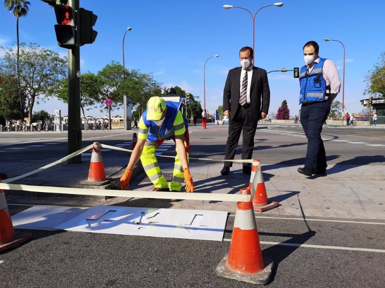 Sevilla invierte 213.000 euros en la instalación de separadores en tramos de carriles bus invadidos