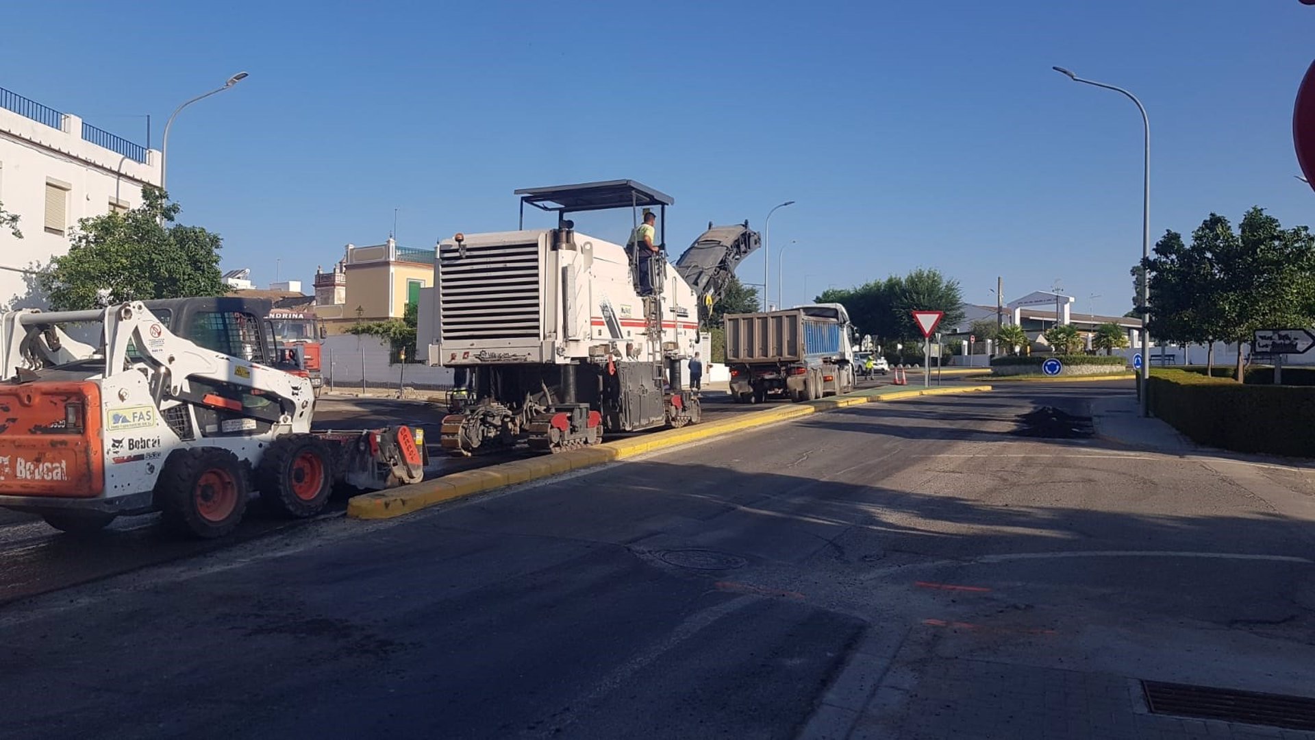 Finalizan las obras de refuerzo de firme en la travesía de Fuentes de Andalucía