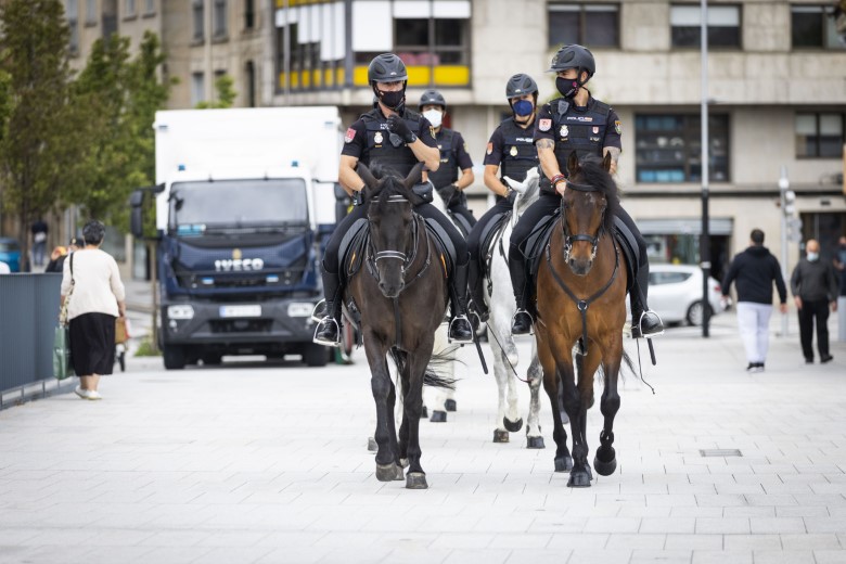 Pasa a planta, tras ser operado, el policía herido al caer de su caballo en Sevilla