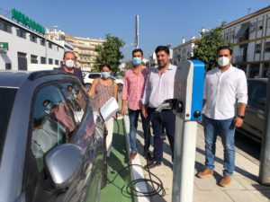 Lora del Río instala su primer punto de recarga gratuita de vehículos eléctricos