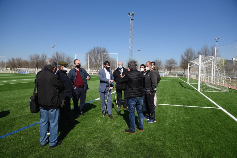 Nuevo césped artificial para los centros deportivos de Parque Amate, San Pablo y Vega de Triana