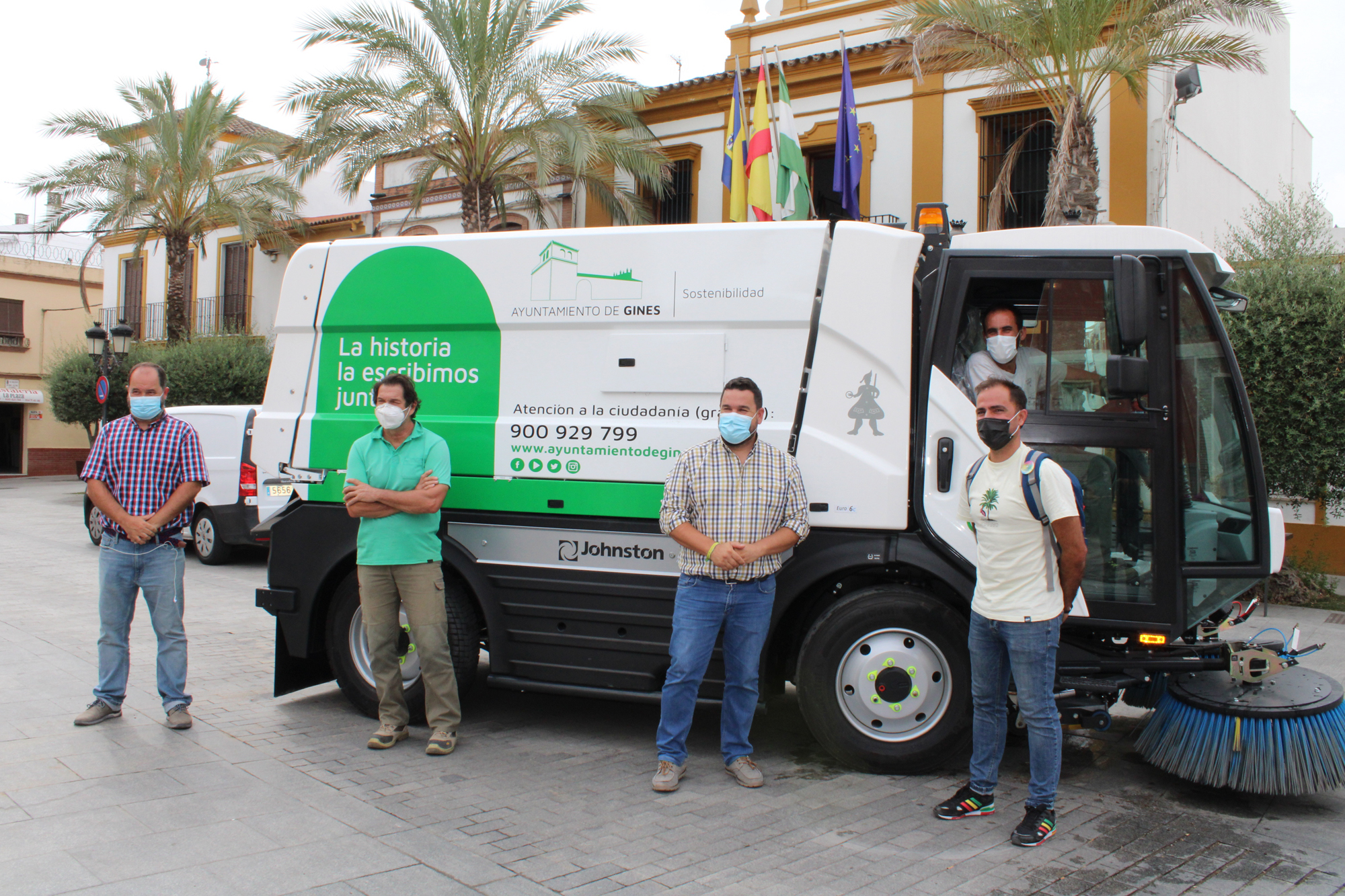 Una nueva máquina barredora se incorpora a las labores de limpieza viaria en Gines