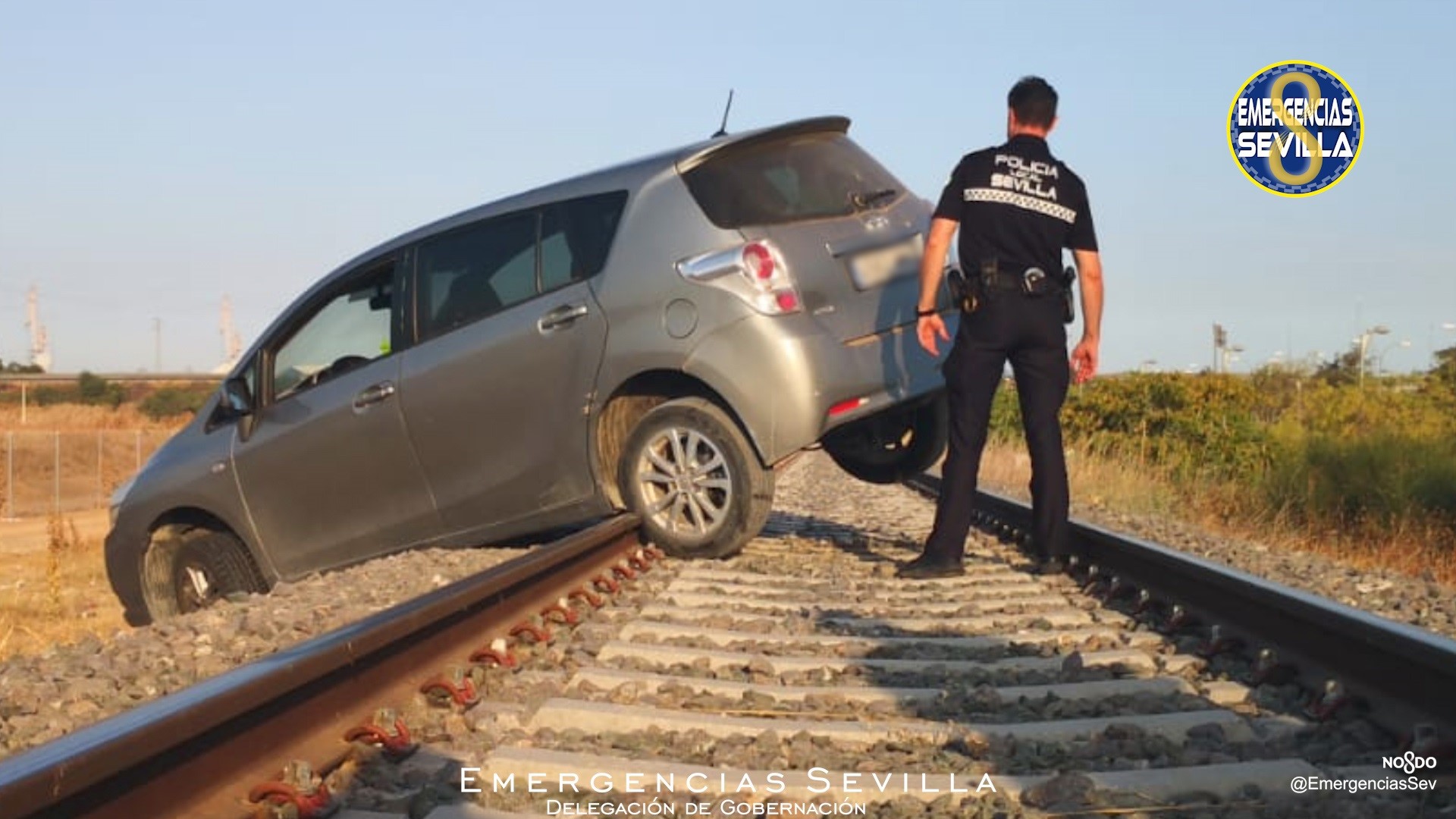 La Policía de Sevilla retira un vehículo atrapado en la vía del ferrocarril portuario