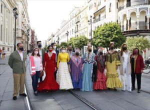 Una treintena de creadores en el desfile de moda flamenca de Constitución, con Joana Jiménez y Las Migas