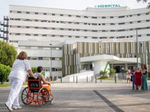 El Hospital Virgen Macarena incorpora un lector ocular para facilitar la comunicación en pacientes de UCI