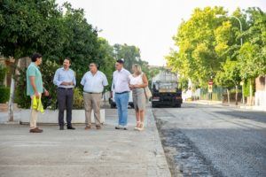 La última intervención en acometerse ha sido la repavimentación de las calles Alhami y Senserina, ambas en Sevilla Este, con 65.000 euros para mejorar las condiciones de las calzadas y, por tanto, la circulación, la seguridad vial y la accesibilidad Mejoras en el viario de los barrios del Distrito Este-Alcosa-Torreblanca