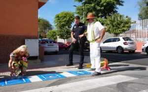 Castilleja de la Cuesta pinta pictogramas en los pasos de peatones