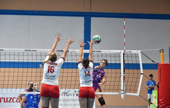 el sábado en casa ante las tinerfeñas del Cisneros, lograron una semana más un contundente 3-0 que las aúpa a lo más alto de la clasificación de la Superliga 2 femenina.