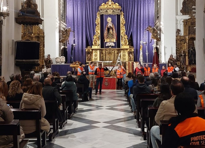 Las 72 hermandades de Sevilla reciben entrenamiento en técnicas básicas de reanimación y uso del desfibrilador automático