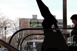 Metro de Sevilla se refuerza en Semana Santa con ampliación de horarios y un 75% más de plazas