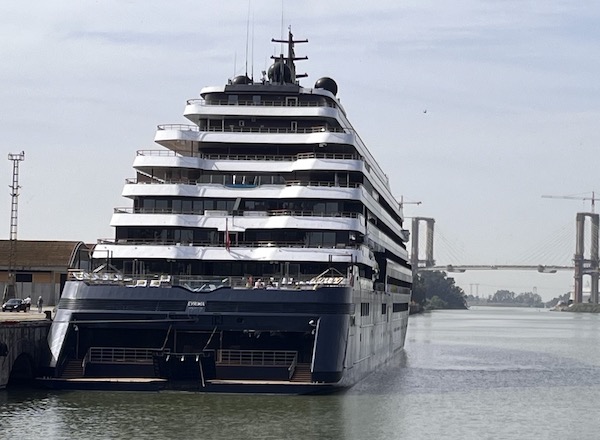 El crucero de lujo Evrima realiza su primera escala en el Puerto de Sevilla