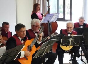 La Orquesta de Pulso y Púa de la Universidad de Sevilla ofrece un concierto a personas mayores y gravemente afectadas