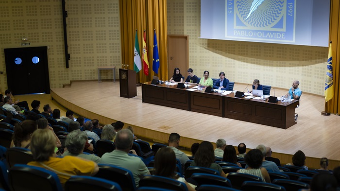 Sesión extraordinaria del claustro universitario de la Universidad Pablo de Olavide