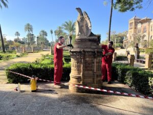 Servicio pionero de conservación y limpieza de los parques históricos de Sevilla